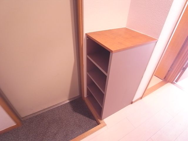 玄関　可愛らしい小ぶりな下駄箱です