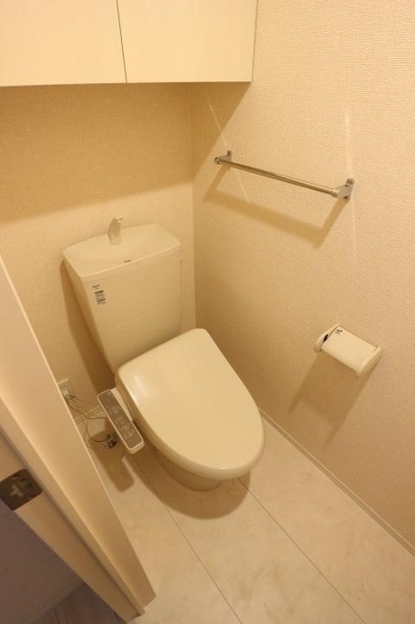 トイレ　落ち着いた色調のトイレです