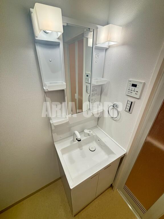 洗面設備　シャンプードレッサー付きの独立洗面台！脱衣場も十分に確保◎