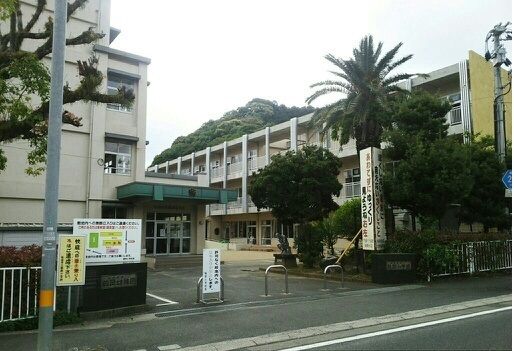 小学校　鶴岡小学校（小学校）まで650m