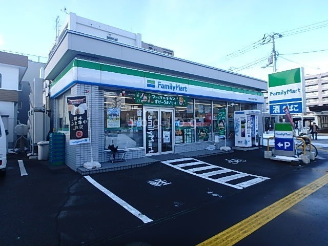 コンビニ　ファミリーマート札幌北32条西4丁目店（コンビニ）まで35m
