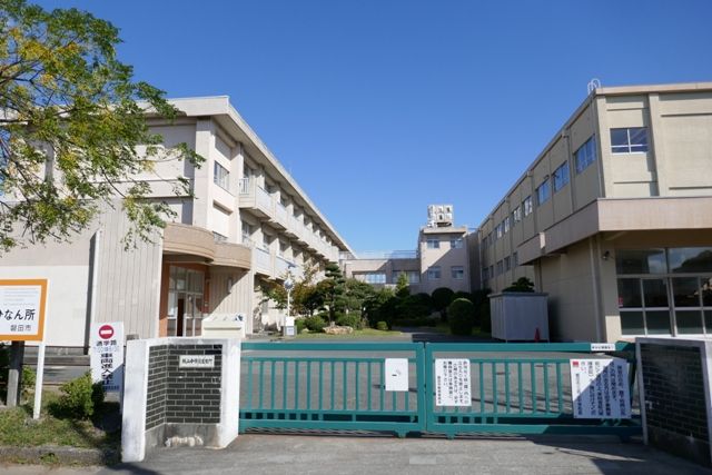 中学校　磐田市立城山中学校（中学校）まで873m