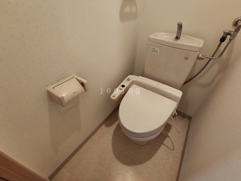 トイレ　嬉しい温水洗浄便座付きのトイレです。
