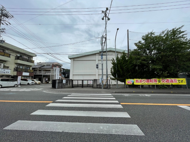 中学校　静岡市立服織中学校（中学校）まで977m