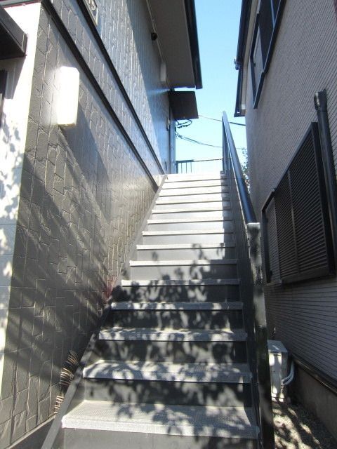 エントランス　★２階へ続く階段です★