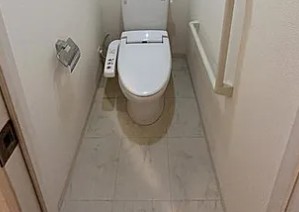 トイレ　落ち着いた色調のトイレです
