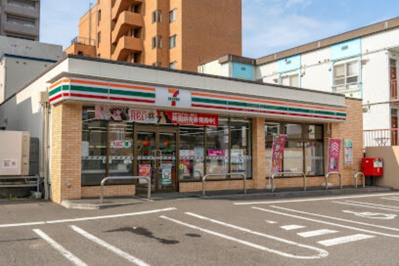 コンビニ　セブンイレブン札幌南11条西9丁目店（コンビニ）まで212m