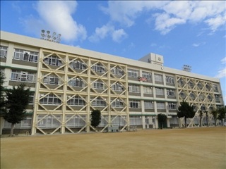 中学校　神戸市立御影中学校（中学校）まで603m