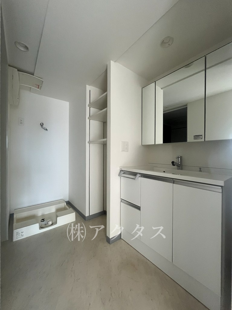 洗面設備　脱衣場内に棚もあり大変便利です(^^)/