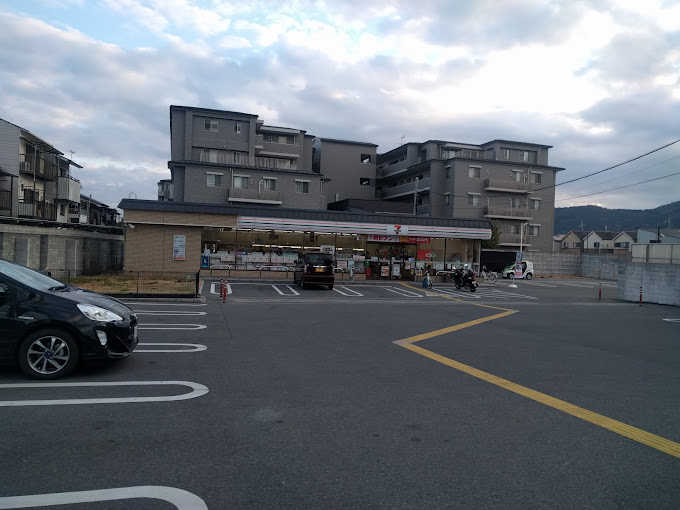 コンビニ　セブンイレブン 嵯峨野店（コンビニ）まで700m