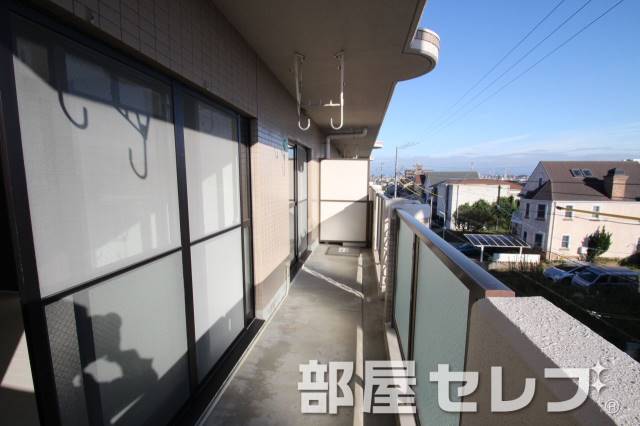 バルコニー　洗濯物もたくさん干せるベランダです。