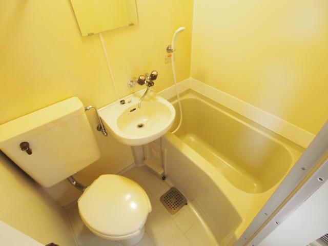 バス・シャワールーム　コンパクトで使いやすいお風呂です