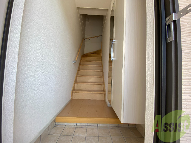 玄関　玄関からは、すぐにお部屋が見えないので安心です。