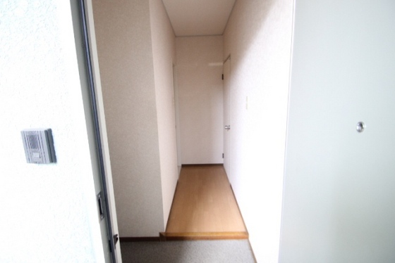玄関　※リフォーム前の別部屋の写真です。