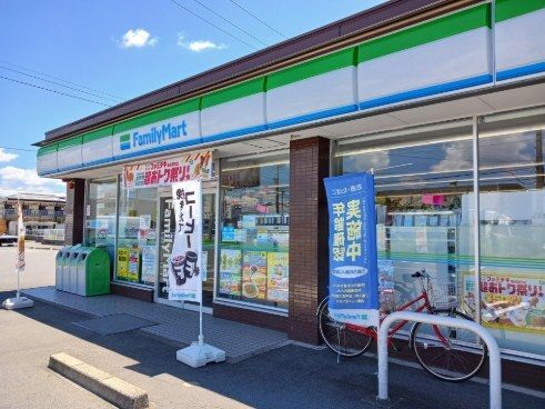 コンビニ　ファミリーマート（コンビニ）まで1000m