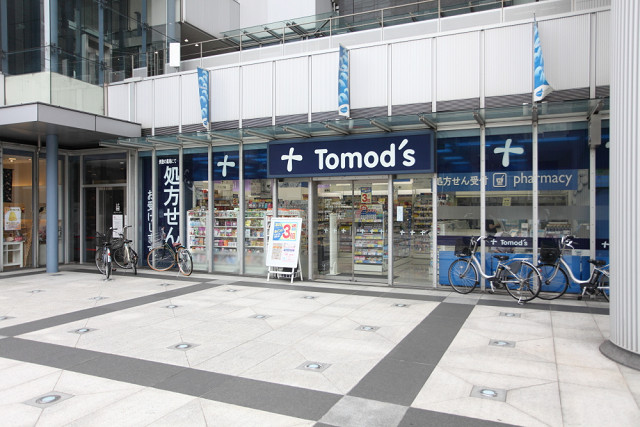 ドラックストア　トモズ トルナーレ浜町店（ドラッグストア）まで103m