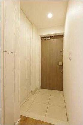 玄関　※別部屋(反転タイプ)の参考写真です。
