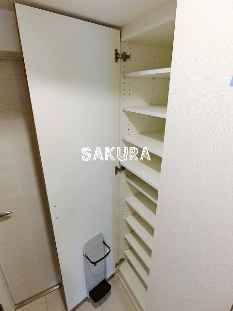 玄関　人感センサー付き・シューズボックス付き♪