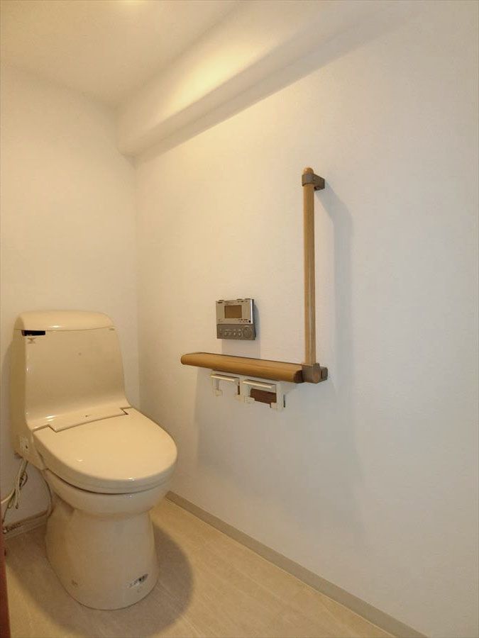 トイレ　落ち着いた色調のトイレです