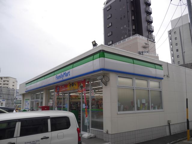 コンビニ　ファミリーマート（コンビニ）まで140m