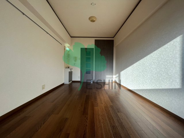 ロイヤル天神南の居間写真