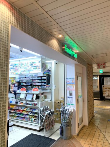 コンビニ　ファミリーマート エキア志木店（コンビニ）まで374m