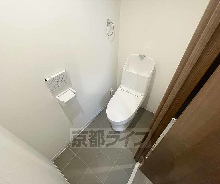 トイレ　白を基調にした落ち着いた雰囲気です
