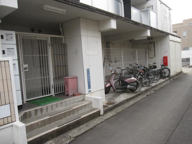 駐車場　駐輪場は入口の奥にあります。
