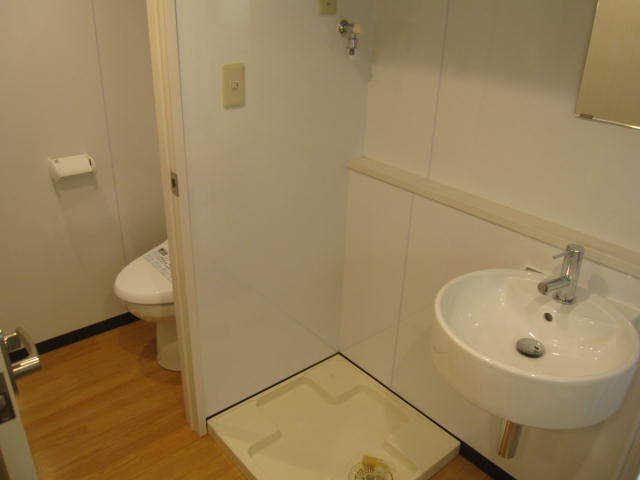 その他部屋・スペース　洗濯機置き場はトイレ手前にあります。