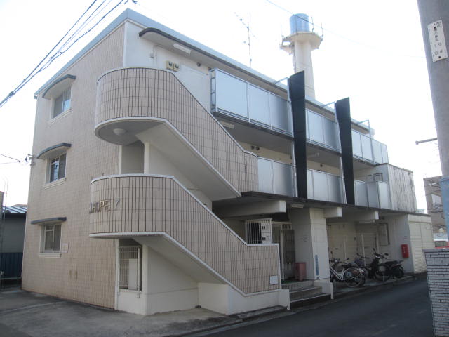 建物外観　3階建てのマンションです。
