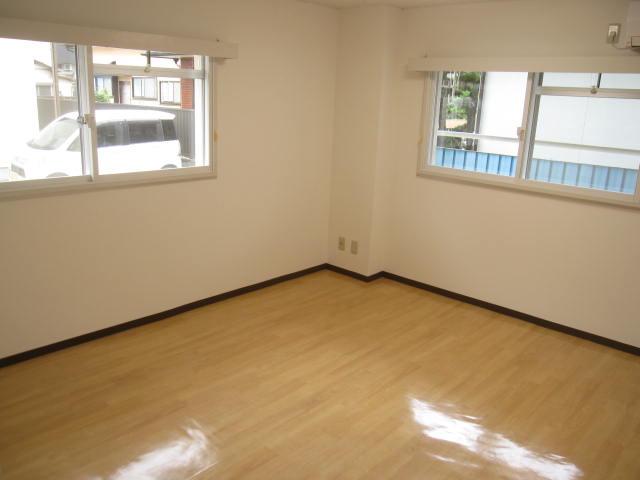 居室・リビング　二面採光で明るいお部屋です。