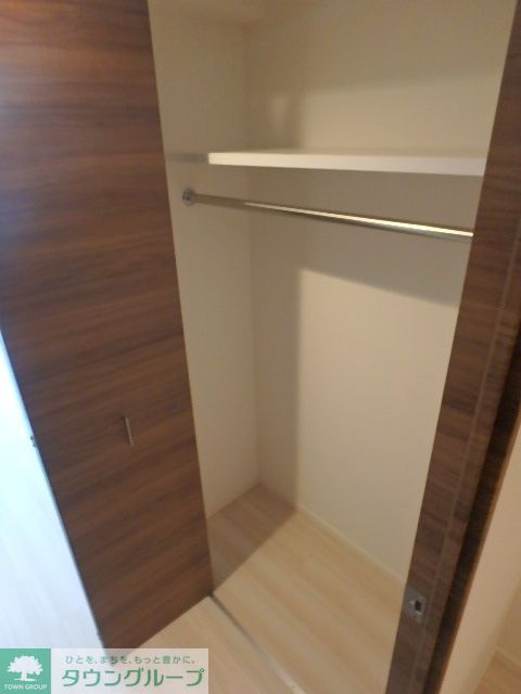 収納　パイプ付クローゼット/上段にも収納あり