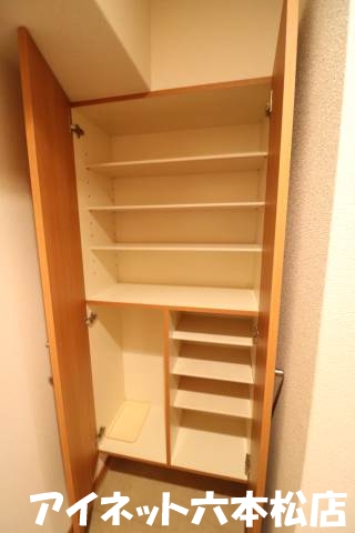 地下鉄七隈線 薬院駅 徒歩6分 10階建 築22年の玄関写真