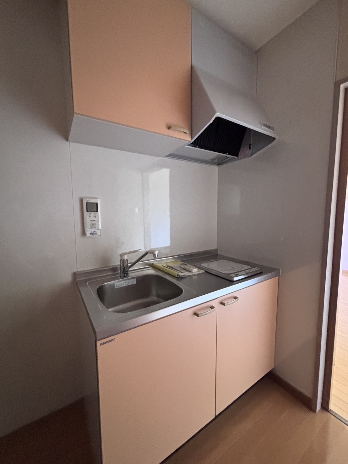 ＪＲ福知山線 三田駅 バス乗車時間：45分 最寄りバス停で下車 徒歩15分 2階建 築23年のキッチン写真