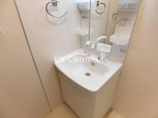 洗面設備　朝の支度もスムーズな独立洗面台。