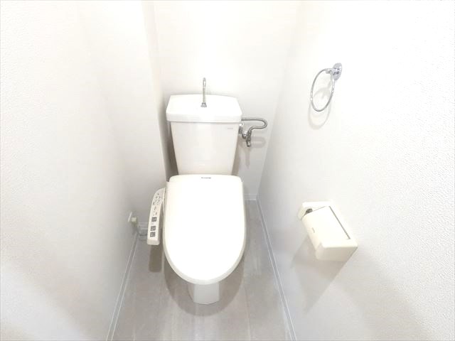 阪急神戸線 岡本駅 徒歩8分 3階建 築32年のトイレ写真
