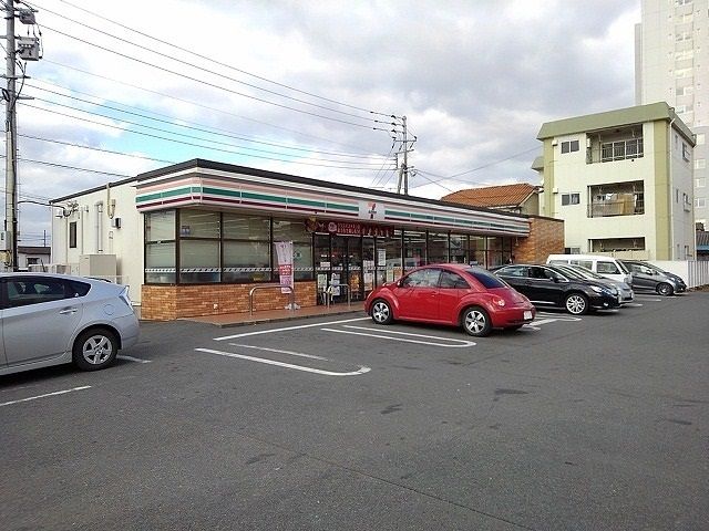 コンビニ　セブンイレブン（コンビニ）まで590m