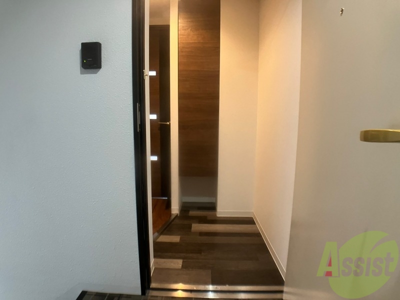 玄関　玄関です。建具の色合いがおしゃれですね～。