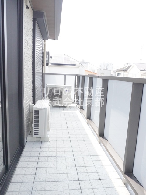 バルコニー　お天気のいい日は洗濯物も気持ちよく干せますね！