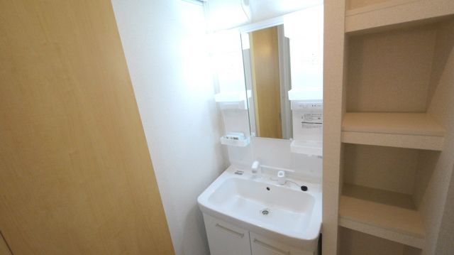 洗面設備　洗面所内に洗濯機置き場あり♪
