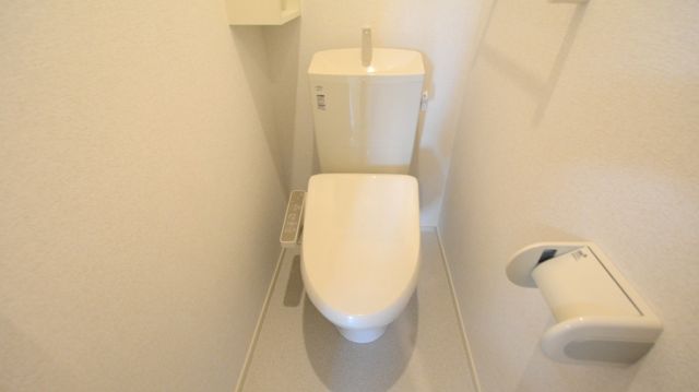 トイレ　温水洗浄便座付きのトイレです♪