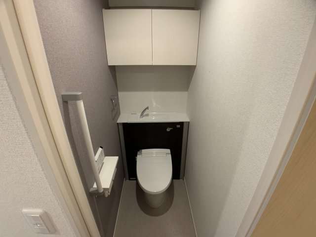 トイレ　温水洗浄便座付きのトイレです♪