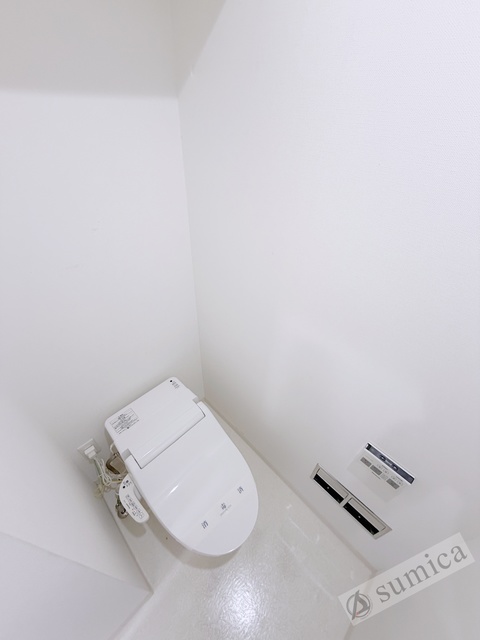 トイレ　人気アイテムの温水洗浄便座。清潔感のあるトイレです。