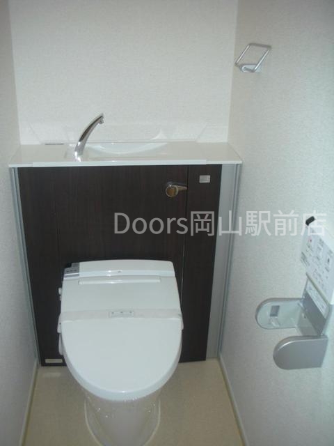 ＪＲ山陽本線 岡山駅 徒歩14分 9階建 築10年のトイレ写真