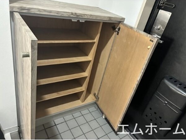 玄関　玄関　シューズボックス付