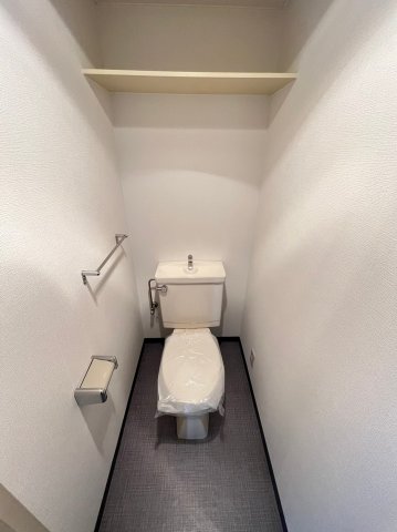 トイレ　落ち着いた色調のトイレです