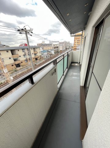 バルコニー　暖かな日差しのふりそそぐバルコニー