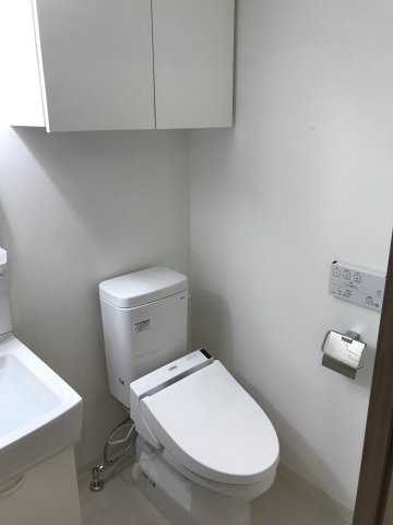 トイレ　落ち着いた色調のトイレです