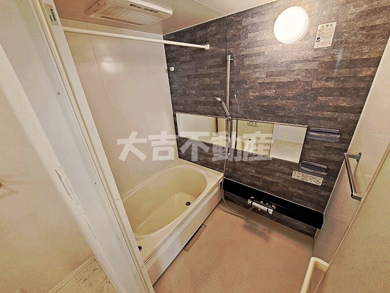 バス・シャワールーム　※別部屋の写真です