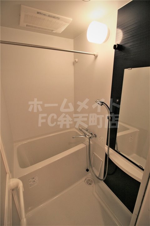 バス・シャワールーム　コンパクトで使いやすいお風呂です